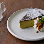 Ωｃａｆｅ - ピスタチオのバスクチーズケーキ