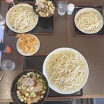 藤店うどん 川越店 - 右奥が並、左奥が中、手前が大