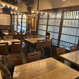 세련되고 레트로한 분위기의 공간은 레이아웃 변경도 가능해요♪ 단체 이용 환영합니다