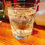 佐賀の餃子専門店 ぜん - カットグラスに入ったお水