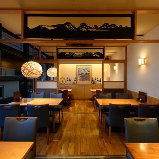 駅からのアクセス便利◎トイレや喫煙ルームも店内に有り！