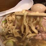 中華そば 葉山 - 「チャーシュー一枚 中華そば 竝 味附け卵1個 海苔1枚 180g」（1,400圓）
                                「大盛（＋100g）」（150圓）の麺アップ。