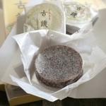 つるおか菓子処　木村屋 - 北海道産小豆使用の特製こし餡で求肥をサンドし、外側は砂糖でコーティング。求肥の伸びの良さと小豆のほっくり食感。しっかりした甘さでお茶菓子に最適です。とはいえ甘味一辺倒じゃない豊かな風味を併せ持ち、さすが老舗と唸らせてくれます♪