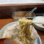 第一旭 関目店 - ラーメンをリフトアップ