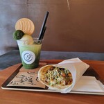 ゴエンカフェ - 伊勢茶フロート(小豆なし)とチーズカレートルティーヤ