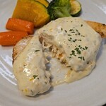 キッチン ブルー グローブ - めかじきポワレをカット