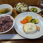 キッチン ブルー グローブ - めかじきポワレ　オレンジピール入りタルタルソース添え