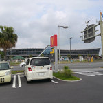 Makudonarudo - 【出入口②】後ろに桜島フェリーターミナルが見える。