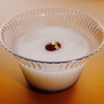 Kayuu Akanean - 涼菓ひんやりと（白ごま）・煎りごま風味で底に漉し餡を敷き，小豆と金箔のあしらい