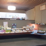 Kayuu Akanean - 店内の商品は，ショーケースではなく和風の棚に平置き陳列