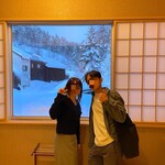 湯元 湧駒荘 - お部屋で妻と次男坊をパシャリ。雪景色をバックにいい写真が撮れました。