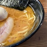 家系ラーメン クックら - 豚骨の旨味たっぷりなスープ。