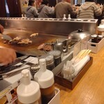 鉄板焼天神ホルモン 博多駅店 - 目の前で焼いてくれます