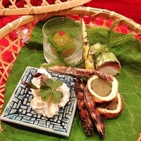 草喰 なかひがし - 空豆の白和え、焼き紫豆、水蕗の湯葉巻、鰹腹子、鯖寿司、青梅葛餡
