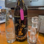 勇魚 - 黒霧島ボトルとアズマ炭酸