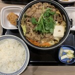 吉野家 - 料理写真:牛すき鍋膳(肉2倍盛り・ごはん大盛り)＆唐揚げ1個(単品)