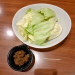 旨唐揚げと居酒メシ ミライザカ - お通しのキャベツ味噌2人分