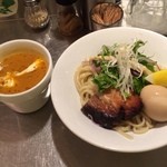 麺や 庄の gotsubo - つけ麺
      全メニュー制覇するためあえてノーマルなつけ麺にしました！海老とトマトのスープです（≧∇≦）スープにもベジ要素が多いに感じられます(^o^)/この麺がたまらんです！