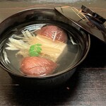 会席料理 岸由 - 【お椀】鮑とどんこの清汁。