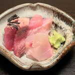 会席料理 岸由 - 【お造り】真鯛・鰹・平政。厚切りの鰹の炙り加減がちょうど良い塩梅で昼酒も進みます。