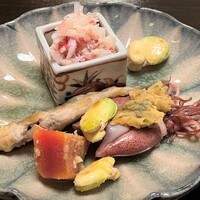 会席料理 岸由 - 【前菜】からすみの天ぷら・稚鮎の南蛮漬け・ホタルイカと蕗味噌・毛蟹・空豆の素揚げ。北海道の毛蟹は春から夏までが旬。