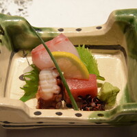 九つ井 本店 - 【お造り】平政・蛸・鮪。あしらいに一工夫がありますが、影になっていて細工が隠れています。