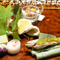 九つ井 本店 - 【前菜】左から時計周りで、菖蒲百合根茶巾・よもぎ八景・鯛笹寿司・黄味射込みれんこん・牛佃煮・稚鮎たで味噌焼き・パプリカ土佐和え。日本酒で楽しめないのが残念です。