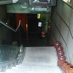 階段を地下に降ります