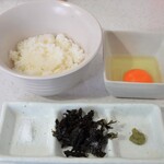 ラーメン星印 - 【サイドメニュー】とろろ芋昆布水とつけダレをご飯にかけると、とんでもなく美味いもう一杯となります。手前の薬味皿は、麺に付ける塩・岩海苔・わさびです。わさびとは絶妙な組み合わせとなります。