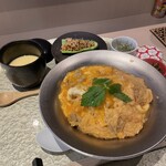 博多親子丼 うま中 - 親子丼　個人的な意見としては親子丼たるバランスをもっと考えてほしい、卵ジュルジュルすぎるし多すぎる、ご飯もっと割合ほしい。味は悪くないけど甘みを気持ち減らしてほしい。