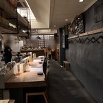 莉々庵 - カウンターの奥のテーブル席も素敵インテリア｡