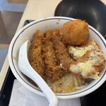 かつや - 残りのご飯の上に海老とチーズコロッケを