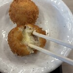 かつや - チーズコロッケのとろりとした中のチーズ