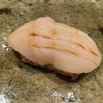 神田錦町 鮨たか晴 - 帆立（野付） ※トロける柔らかさと甘さの両立に驚嘆！