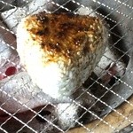 炭焼きカルビ ぼっけぇ - 炭火焼きおにぎり 炭火で焼いたおにぎりは、香ばしくて何ともいえない美味しさです