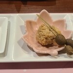 こみや - 胡麻豆腐、煮たらこと塩茹ムカゴ、ツブ貝かな…