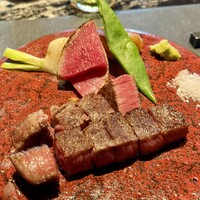 おちあいろうステーキハウス東京 - 和牛もも肉と野菜の鉄板焼き