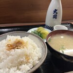 やどかり - メシにうま辛煮のタレをかけて