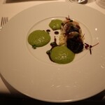 アンティカ オステリア デル ポンテ - 北海道産ホタテと黒トリュフのマリネ　カリフラワーのクスクスとグリーンピースのスプーマ