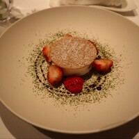 アンティカ オステリア デル ポンテ - ドライフルーツのセミフレッド　イチゴとホワイトチョコ、抹茶のハーモニー　ヘーゼルナッツのチュイルと共に