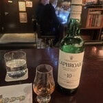 BAR レモンハート - まずはラフロイグ10年  ガツンとピートが効いてます