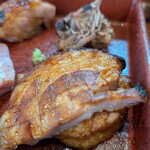 Ramen FeeL - 外においてますバーベキュー用の釜で８時間炙ったホロホロ肉。これはサービス。