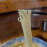 Ramen FeeL - 透き通った細麺。平麺なんですよね。丸くないです。