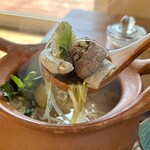 カフェモン - 味に旨みと深み、そして食感の面白さを与えるのが豚モツと豚ハツ。その臭みを消す役割としてのタイハーブ。よく考えられてますよね(^^)