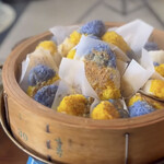 カフェモン - せいろの中には可愛く並んだカオピン♪ 
      アンチャンの青、ターメリックの黄色、黒米の赤。とっても映えます♪