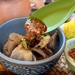 カフェモン - 酸っぱ辛いつけだれの『ナムチムジェオ』♪
      タマリンドの酸味と唐辛子の辛み。そして『カオクア』という炒りもち米の粉が香ばしい風味と独特の食感を与えています♪( •̀ω• )૭✧ｳﾏｲ