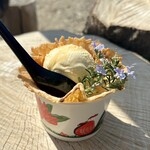 カフェモン - 茶蜜×cafe Hmongバニラアイス（¥500税込）
      ココナッツミルクで作ったタイのクリスピーなお菓子『カノムトンムアン』を器にして茶蜜をかけたアイス♡