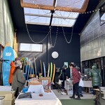 カフェモン - 倉庫みたいなスペースに色とりどりのサーフボード♪