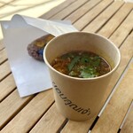 カフェモン - ヤムジンガイ（¥500税込）
      たっぷりのチキンに、緑の野菜はノコギリコリアンダー、スパイシーで香り豊かなスープ♪
      かなり辛いがこれはうまい！(≧∀≦)☆