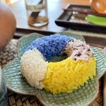 カフェモン - タイのおこわ、カオニャオです♪
      プレーンの白、お姉さんの畑で採れたアンチャンの青、ターメリックの黄色、黒米の赤。